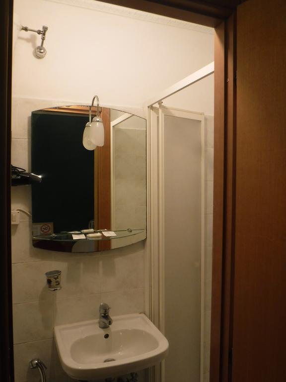 Ares Rooms Rom Rum bild