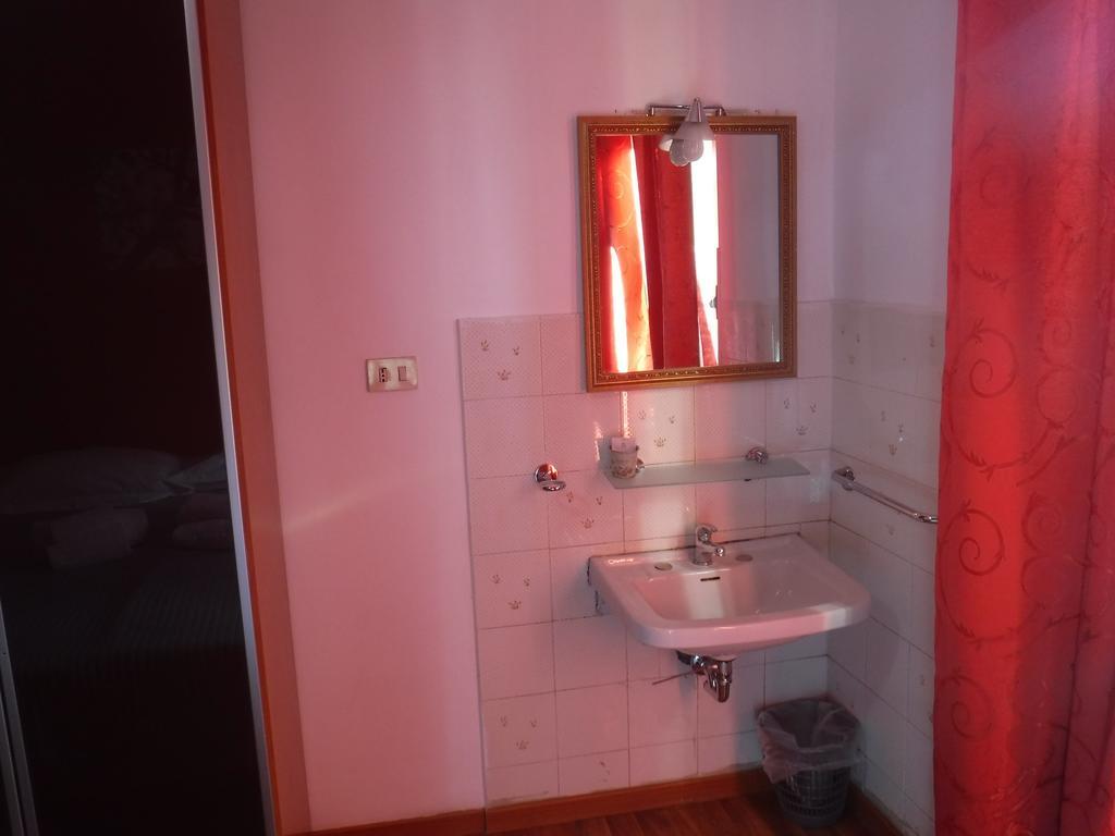 Ares Rooms Rom Rum bild